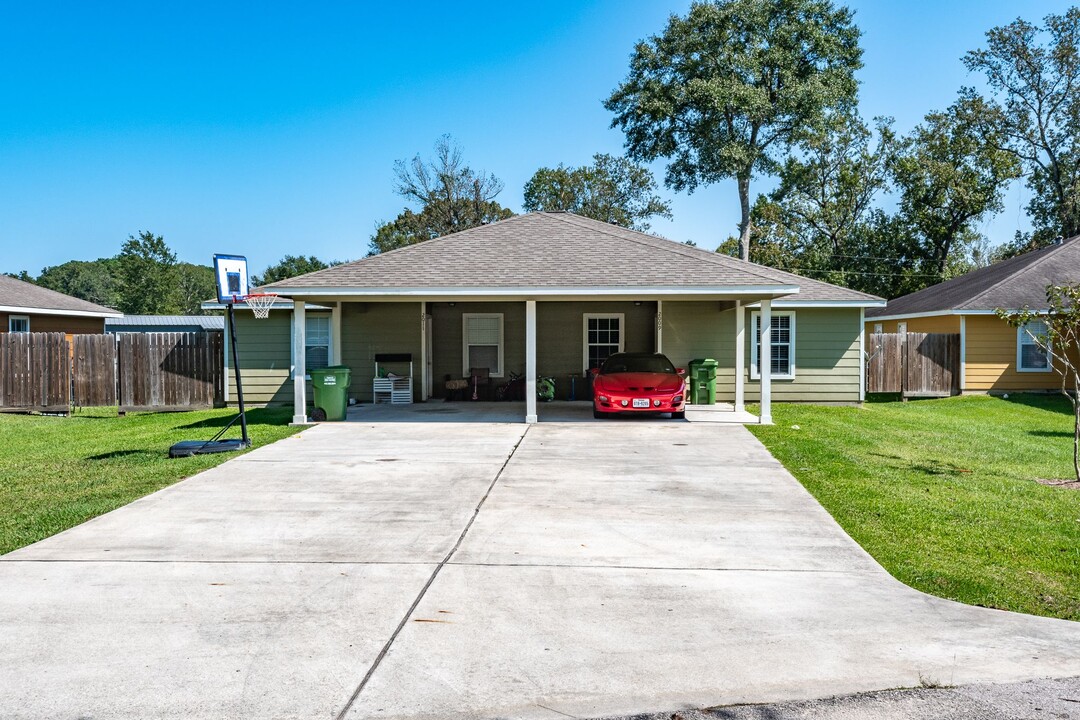 2005 Waco St in Dayton, TX - Building Photo