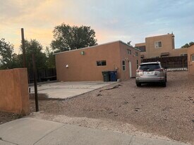 2403 Maclovia Ln in Santa Fe, NM - Building Photo