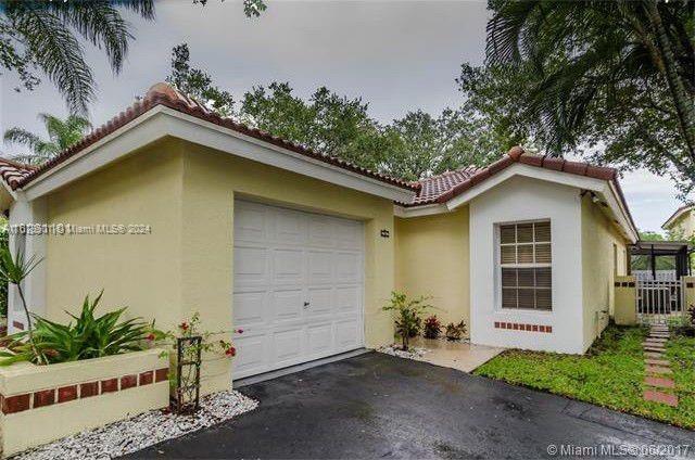 1341 Seagrape Cir in Weston, FL - Building Photo