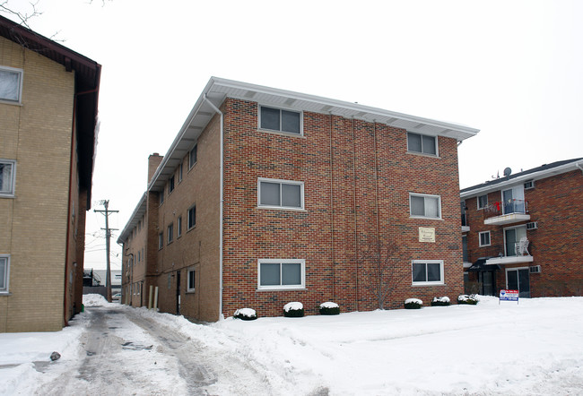 Clearing Court Condominiums in Chicago, IL - Building Photo - Building Photo