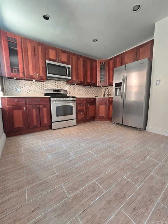 31-17 43rd St in Queens, NY - Building Photo