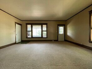 1001 S Barstow St, Unit 3 in Eau Claire, WI - Building Photo - Building Photo