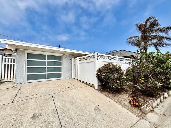 207 Rossmore Dr in Oxnard, CA - Building Photo - Building Photo