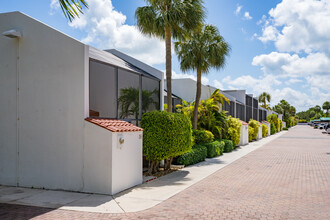 Grapetree Townhouse in Key Biscayne, FL - Building Photo - Building Photo