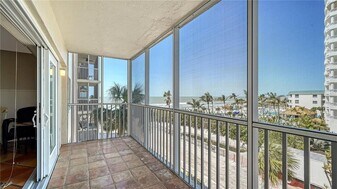 800 Benjamin Franklin Dr in Sarasota, FL - Building Photo
