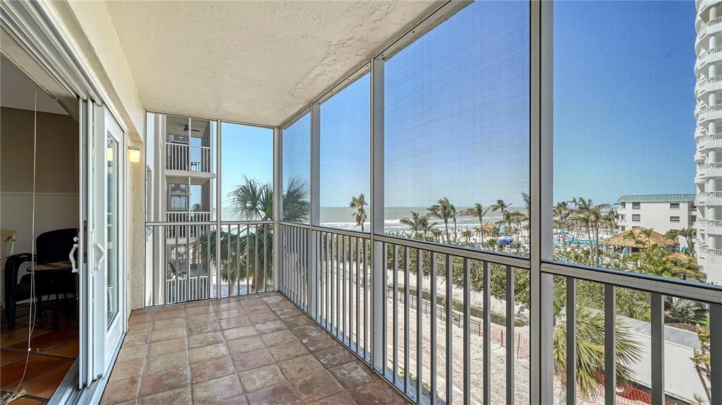 800 Benjamin Franklin Dr in Sarasota, FL - Building Photo