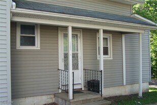 15962 Pierce St in Middlefield, OH - Building Photo