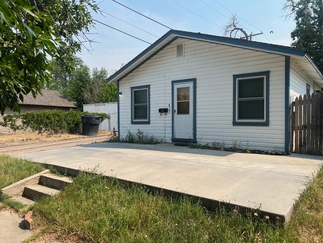 property at 827 W 15th St