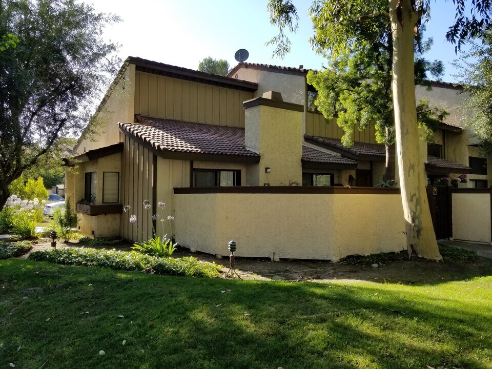 21515 Erwin St in Woodland Hills, CA - Building Photo