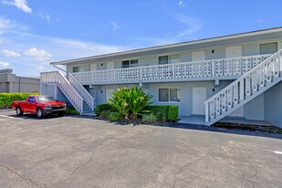 560 NE 46th St in Boca Raton, FL - Building Photo