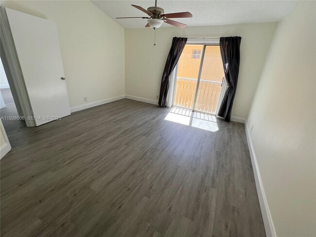 11383 Lakeview Dr in Coral Springs, FL - Building Photo - Building Photo