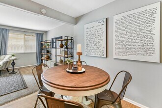 Westpark Townhomes in Indianapolis, IN - Foto de edificio - Building Photo