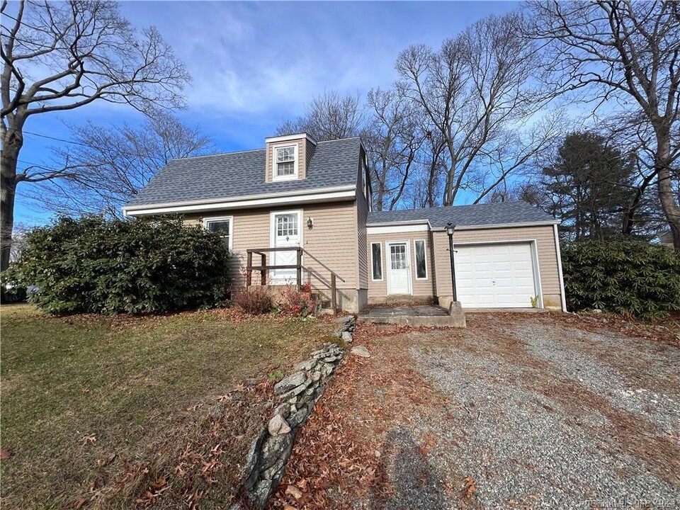 12 Woodland Dr in Groton, CT - Building Photo