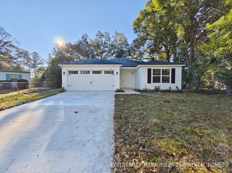 2400 Spirea St in Jacksonville, FL - Building Photo