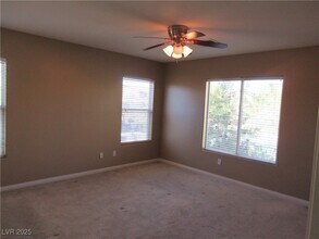 8056 Aztec Basin Ave in Las Vegas, NV - Foto de edificio - Building Photo