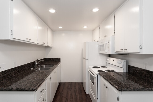Sandpiper Apartments in Huntington Beach, CA - Foto de edificio - Interior Photo
