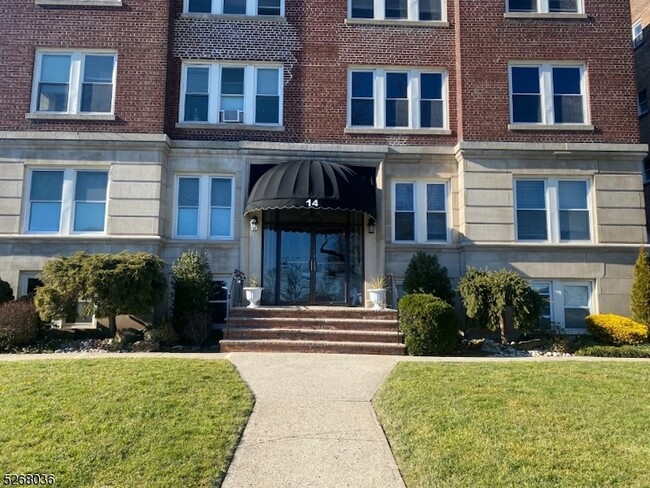 14 Forest St, Unit 305 in Montclair, NJ - Building Photo - Building Photo