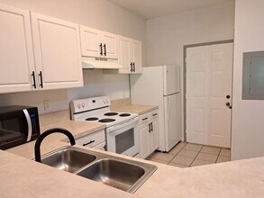 13200 W Newberry Rd, Unit #S104 in Newberry, FL - Foto de edificio - Building Photo