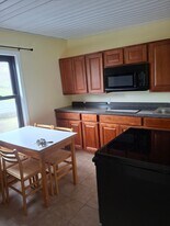 1403 Main Rd in Tiverton, RI - Building Photo