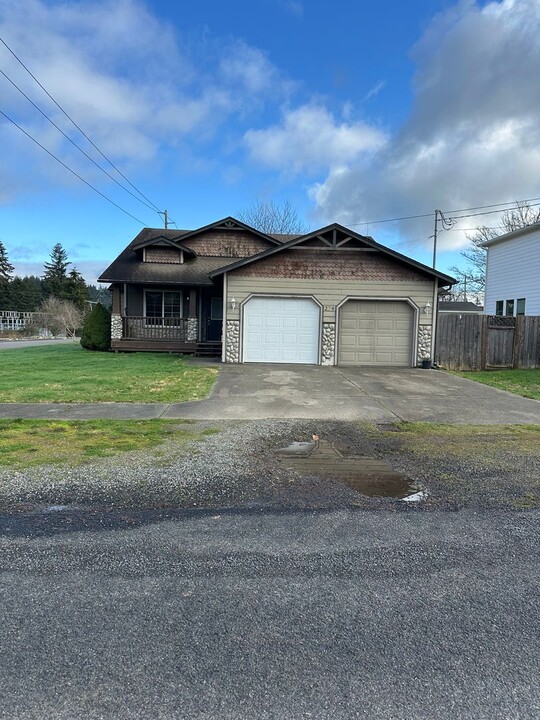 274 Olympia St N in Tenino, WA - Building Photo