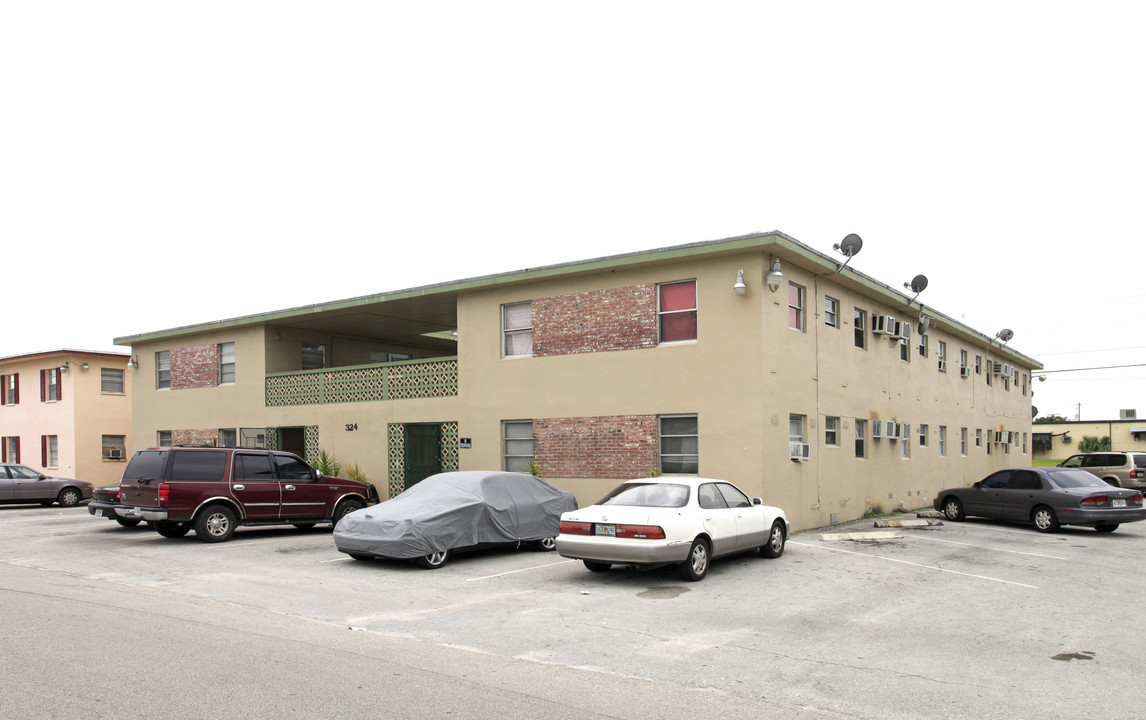 324 NE 1st St in Belle Glade, FL - Foto de edificio