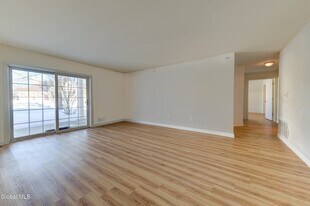 906 Heritage Way in Wilton, NY - Building Photo