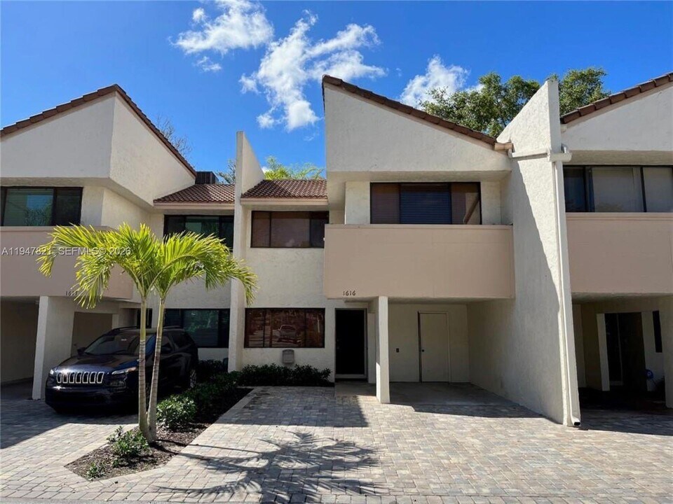 1617 Cypress Pointe Dr in Coral Springs, FL - Building Photo