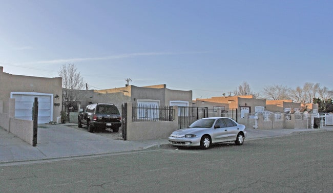 601-613 Alcazar St SE in Albuquerque, NM - Foto de edificio - Building Photo