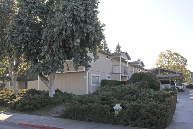 Meridian Apartments in Hollister, CA - Foto de edificio - Building Photo