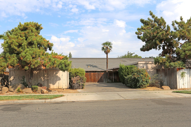 6020 N Poplar Ave in Fresno, CA - Foto de edificio - Building Photo