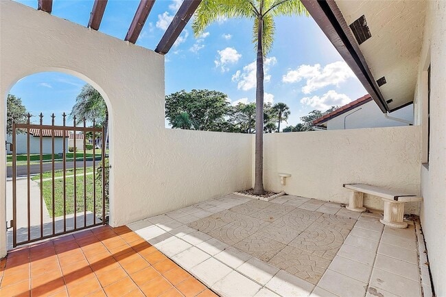 31 Columbia Ct in Deerfield Beach, FL - Building Photo - Building Photo