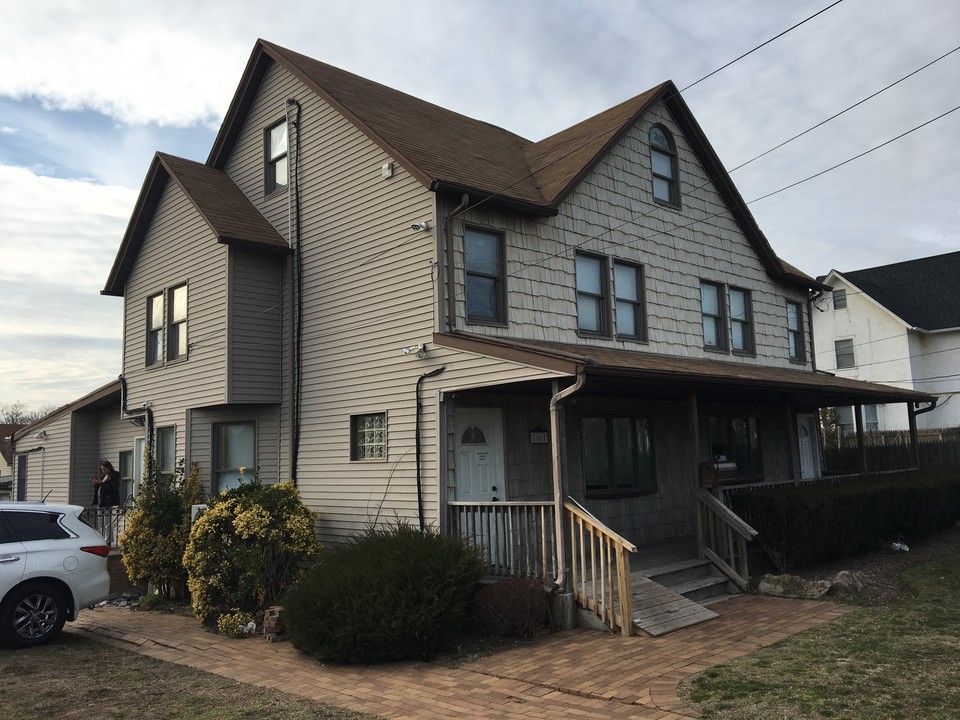 167 Lawrence Ave in Inwood, NY - Foto de edificio