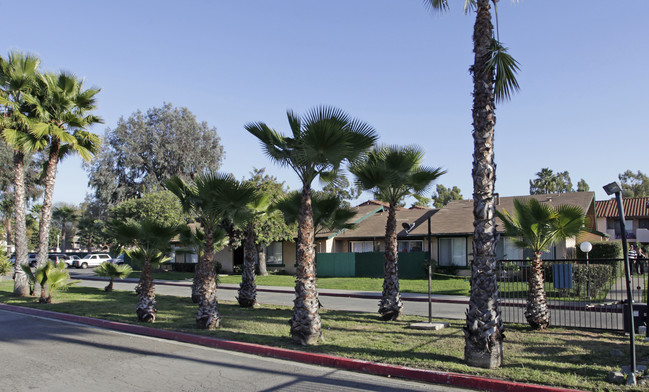 Crossings at Escondido Manor in Escondido, CA - Foto de edificio - Building Photo