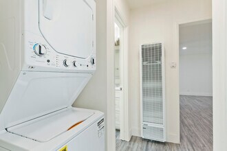 Aurora Vista Apartments in Van Nuys, CA - Building Photo - Building Photo
