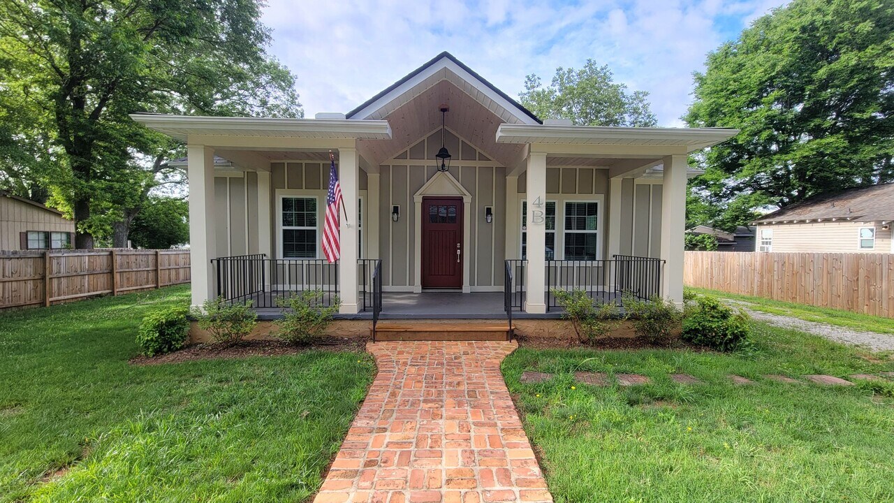 4 7th St in Greenville, SC - Building Photo