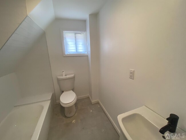 24 Joyce Kilmer Ave-Unit -2 in New Brunswick, NJ - Building Photo - Building Photo