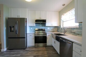 1204 Harkness Way in Sun City Center, FL - Building Photo - Building Photo