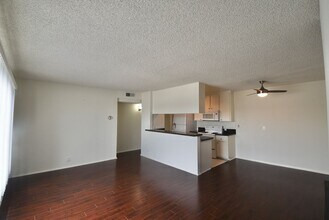 12241 Burbank Blvd, Unit 207 in Los Angeles, CA - Foto de edificio - Building Photo
