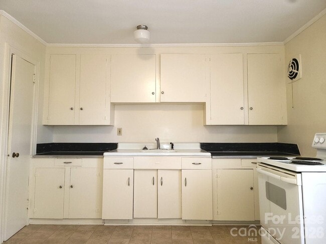 2245 Crescent Ave in Charlotte, NC - Building Photo - Building Photo