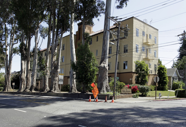 Villa Tuscany Apartment Homes in Burlingame, CA - Foto de edificio - Building Photo