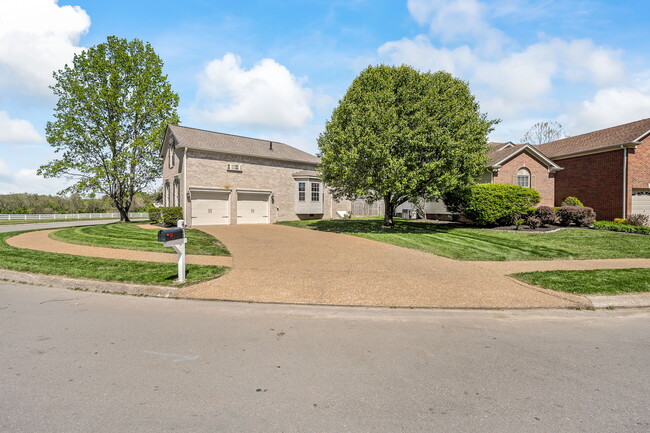 421 Essex Park Cir in Franklin, TN - Building Photo - Building Photo