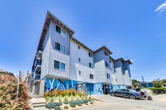 2701 High Street in Oakland, CA - Building Photo - Building Photo