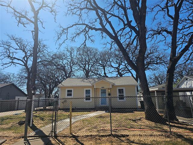 4026 Creech St in Haltom City, TX - Building Photo