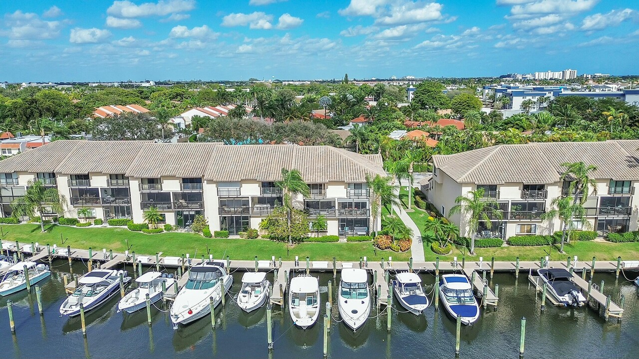 210 Captains Walk in Delray Beach, FL - Building Photo