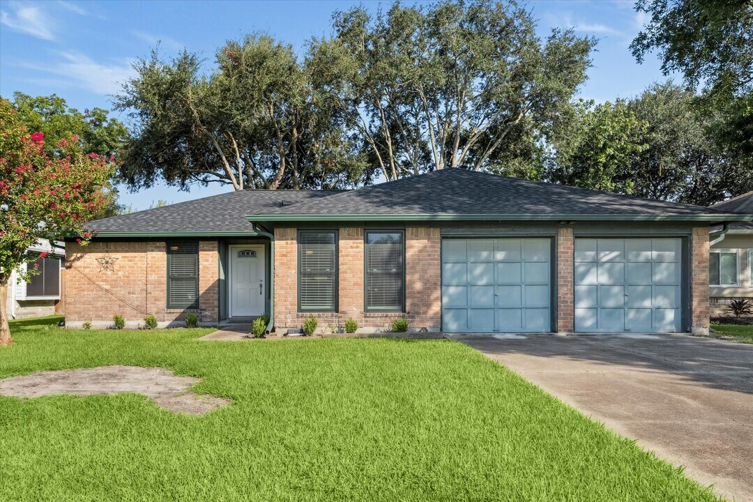 2914 Marlin in League City, TX - Building Photo