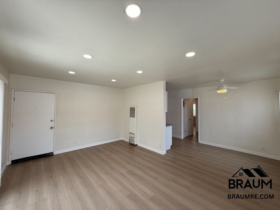 7339 Woodman Ave in Los Angeles, CA - Building Photo