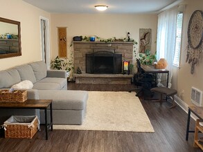 32721 5th Ave in Black Diamond, WA - Foto de edificio - Building Photo