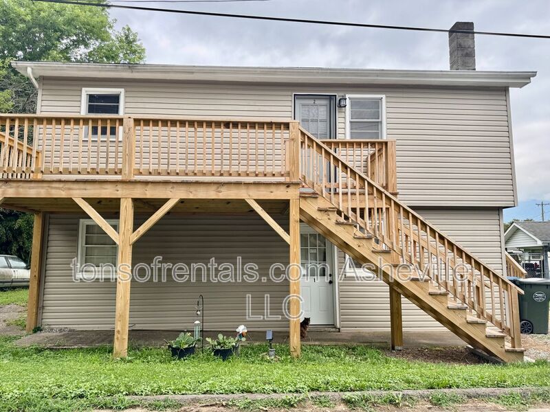 24 Mull St in Waynesville, NC - Building Photo