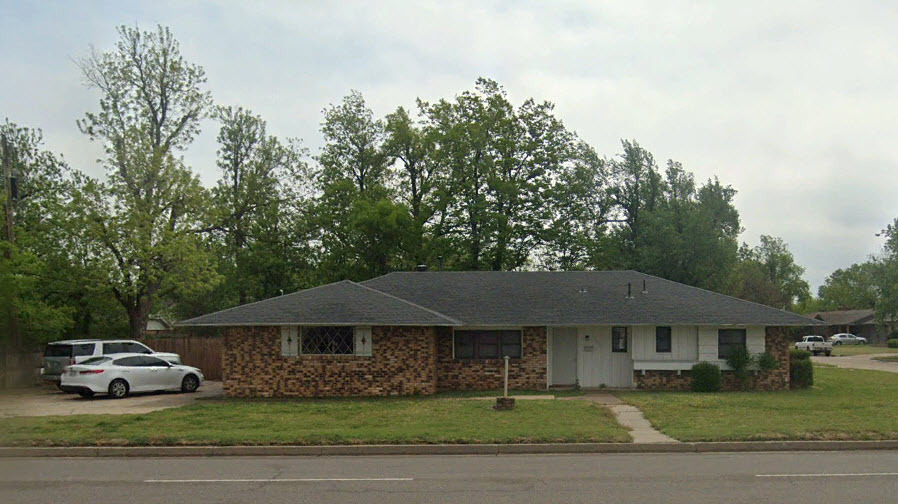 10400 N May Ave in The Village, OK - Building Photo