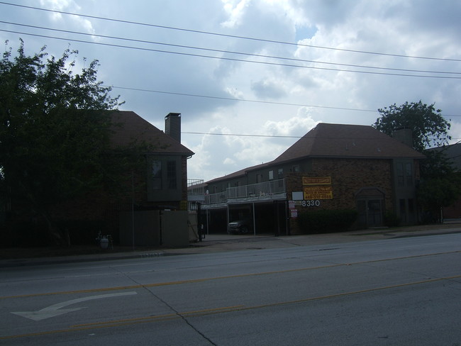 8330 Park Ln in Dallas, TX - Foto de edificio - Building Photo